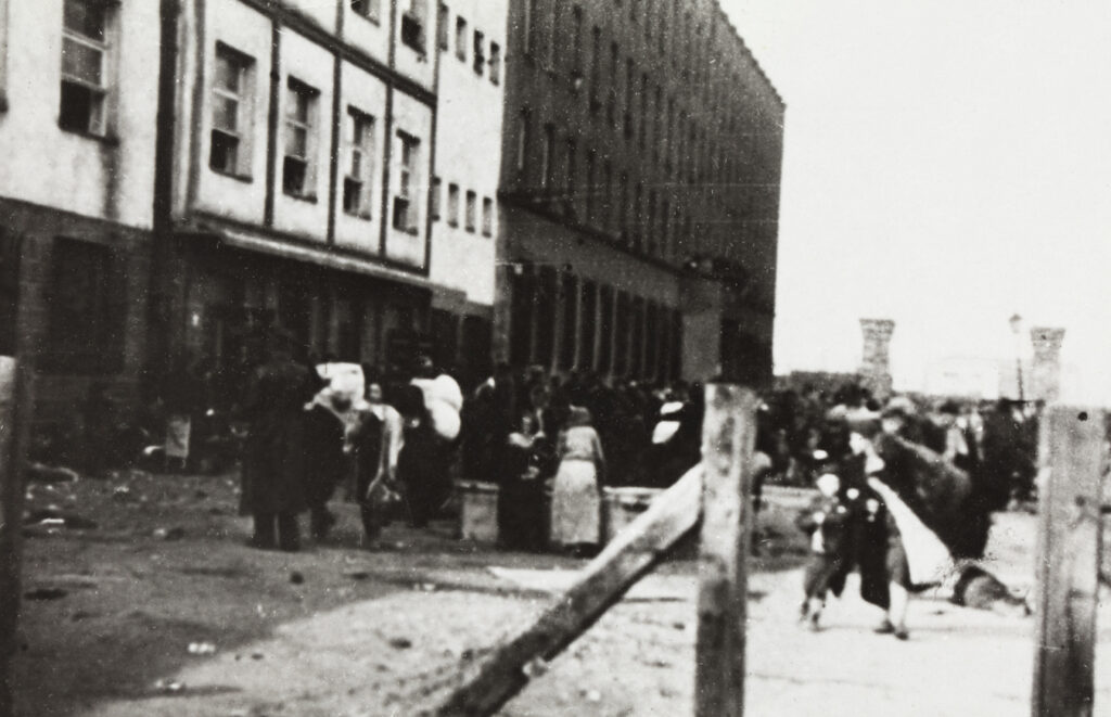 ul. Stawki 6/8. Oczekujący na deportację do obozu zagłady w Treblince (Fot. NN, VII-IX.1942) [Fotografia pochodzi ze zbiorów Żydowskiego Instytutu Historycznego im. E. Ringelbluma w Warszawie.]
