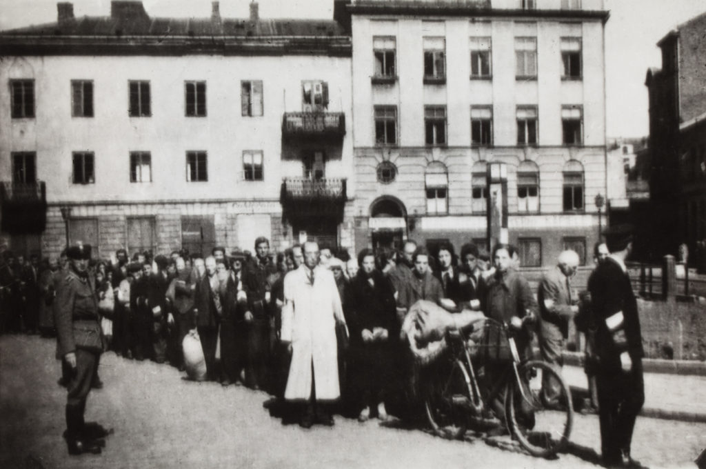 Plac u zbiegu ul. Mylnej i Nowolipie (VII-IX 1942) [Fotografia pochodzi ze zbiorów Żydowskiego Instytutu Historycznego im. E. Ringelbluma w Warszawie].