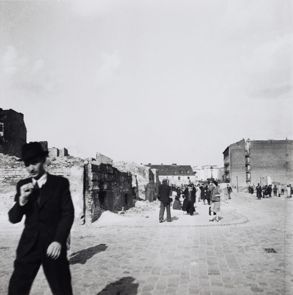 Ul. Stawki w kierunku Umschlagplatzu (Fot H. Jost, 1941). [Fotografia pochodzi ze zbiorów Żydowskiego Instytutu Historycznego im. E. Ringelbluma w Warszawie.]