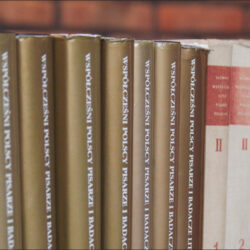 Il. 1 Zdjęcie kolejnych serii słowników biobibliograficznych przygotowywanych w Pracowni Dokumentacji Literatury Współczesnej; źródło: oprac. własne